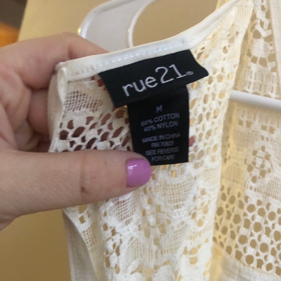 Lacy white dress - Picture 3 of 4